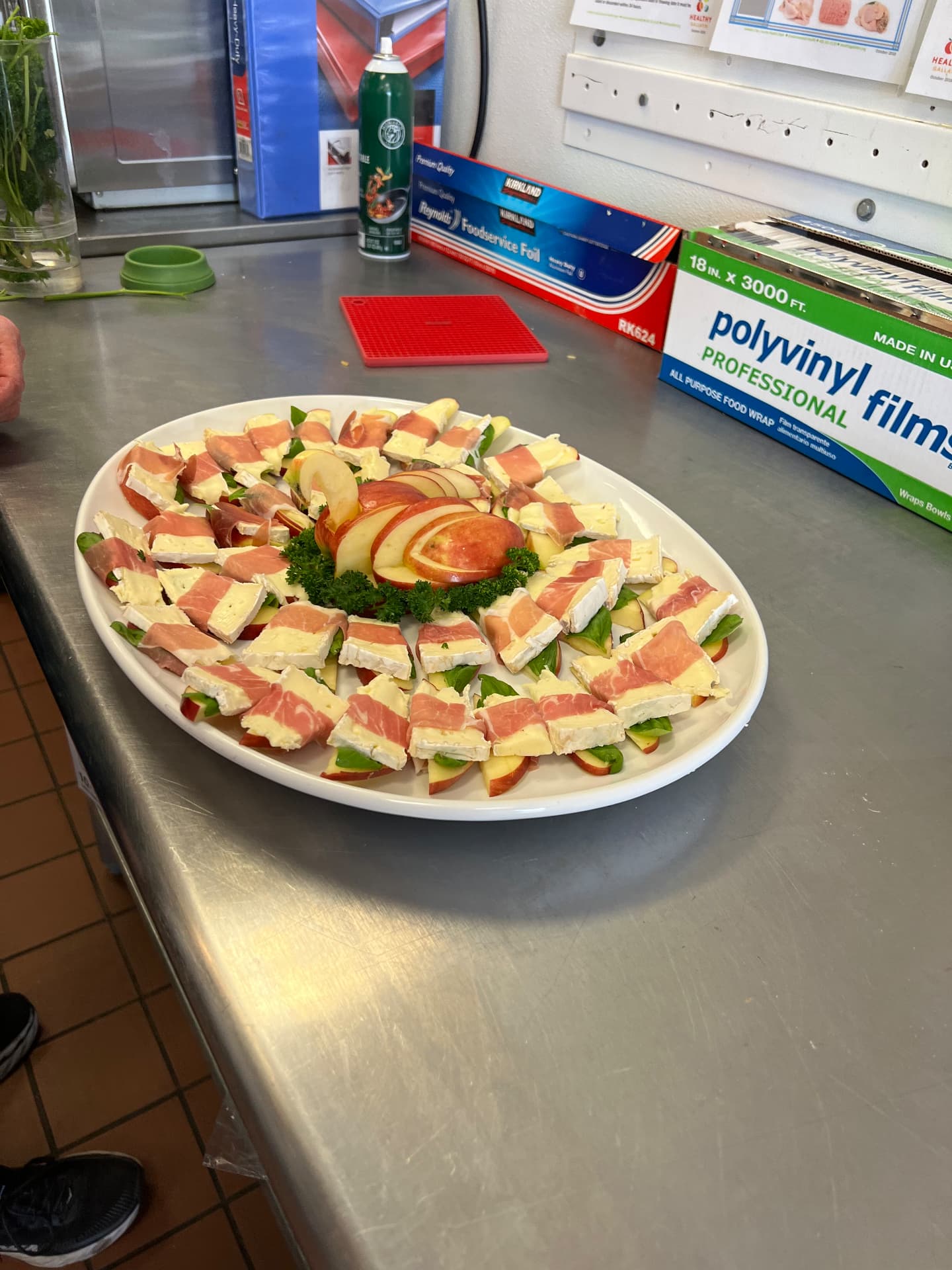 Prosciutto-wrapped brie and apple bites